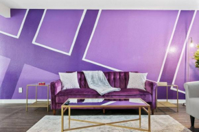 Insta-worthy apt w/King Bed + Pool & Free Parking